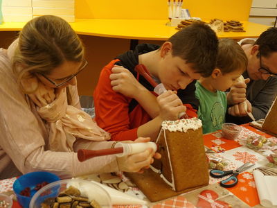 Lebkuchenhaus bauen, Lebkuchen verzieren