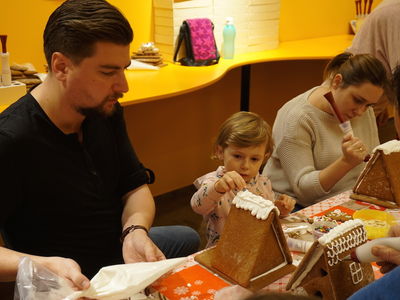 Lebkuchenhaus bauen, Lebkuchen verzieren