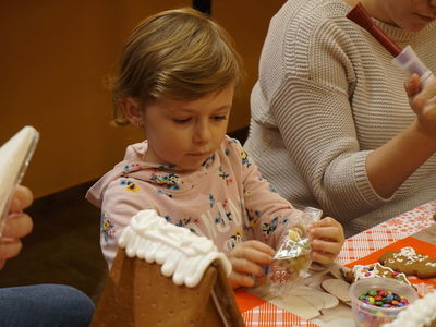 Lebkuchenhaus bauen, Lebkuchen verzieren