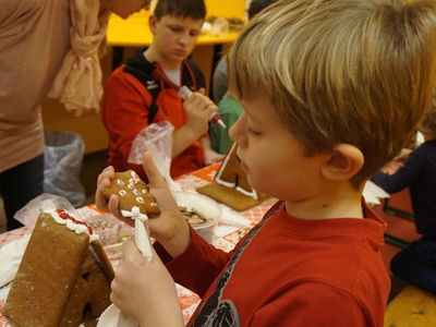 Lebkuchenhaus bauen, Lebkuchen verzieren