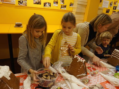 Lebkuchenhaus bauen, Lebkuchen verzieren