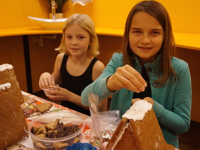 Lebkuchenhaus bauen, Lebkuchen verzieren