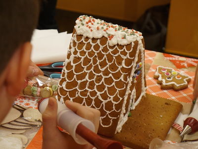 Lebkuchenhaus bauen, Lebkuchen verzieren