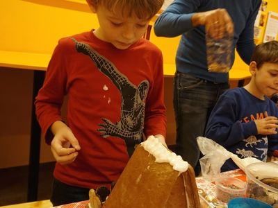 Lebkuchenhaus bauen, Lebkuchen verzieren