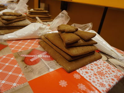 Lebkuchenhaus bauen, Lebkuchen verzieren