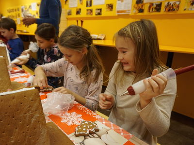 Lebkuchenhaus bauen, Lebkuchen verzieren