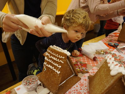 Lebkuchenhaus bauen, Lebkuchen verzieren