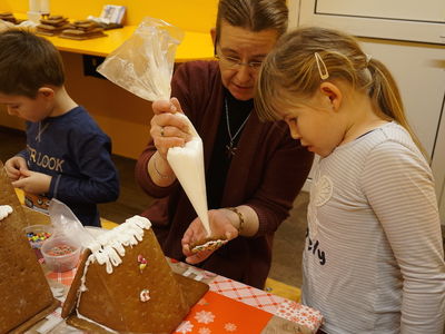 Lebkuchenhaus bauen, Lebkuchen verzieren