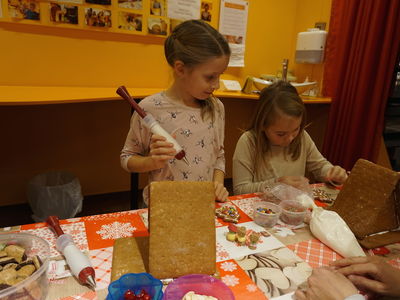 Lebkuchenhaus bauen, Lebkuchen verzieren