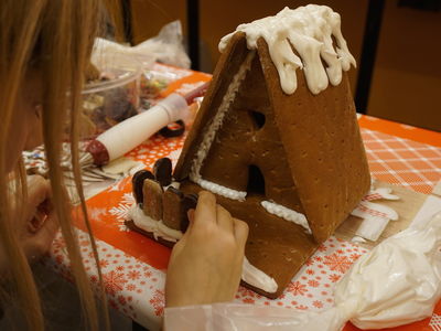 Lebkuchenhaus bauen, Lebkuchen verzieren