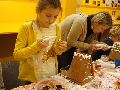 Lebkuchenhaus bauen, Lebkuchen verzieren